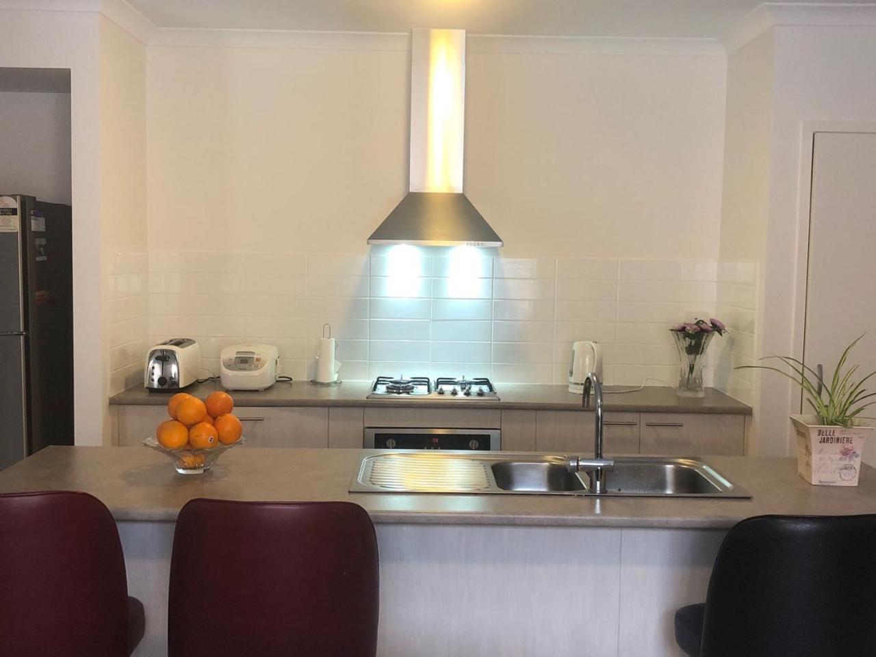 Melbourne Lakes Warm House ภายนอก รูปภาพ